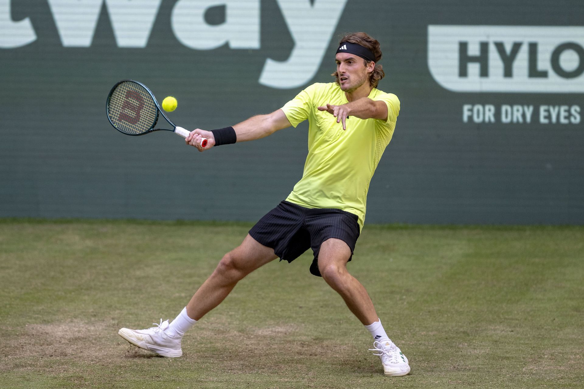 Stefanos Tsitsipas in action at the 2025 Terra Wortmann Open in Halle (Source: Getty)